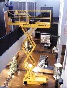 剪叉式高空作業(yè)平臺(tái)